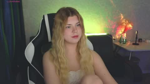 Snapshot of _kirieshka chatting on 04/23/26, 06:32 Molly Emily online show from 04/23/26, 06:32