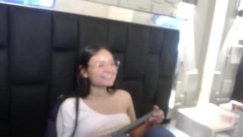 Snapshot of _kita chatting on 10/22/25, 03:45 Jalina online show from 10/22/25, 03:45