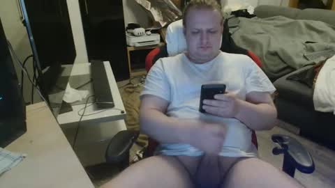 Snapshot of _kitsu_ chatting on 11/19/25, 02:28 _kitsu_ online show from 11/19/25, 02:28