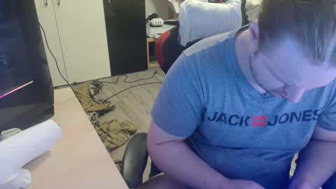 Snapshot of _kitsu_ chatting on 12/14/25, 03:34 _kitsu_ online show from 12/14/25, 03:34