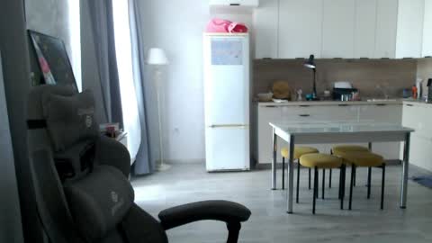 Snapshot of _lalune_ chatting on 04/21/26, 10:10 _lalune_ online show from 04/21/26, 10:10