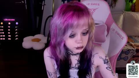 Snapshot of _lollyshy_ chatting on 09/22/25, 11:12 Lolly online show from 09/22/25, 11:12