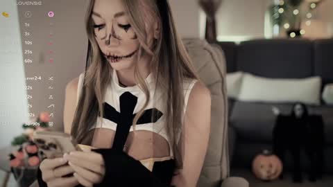 Melanie online show from 10/31/25, 10:49