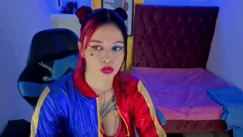 Snapshot of _lucia_21 chatting on 10/11/25, 02:00 Lucia online show from 10/11/25, 02:00