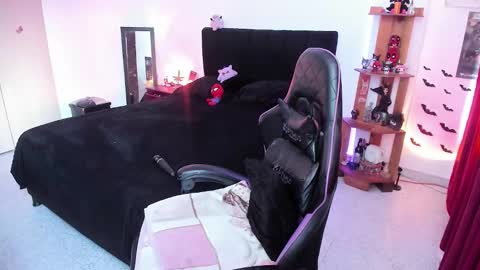 Snapshot of _lucyx__ chatting on 01/15/26, 08:56 Queen. Help me reach 100 thumbs up online show from 01/15/26, 08:56