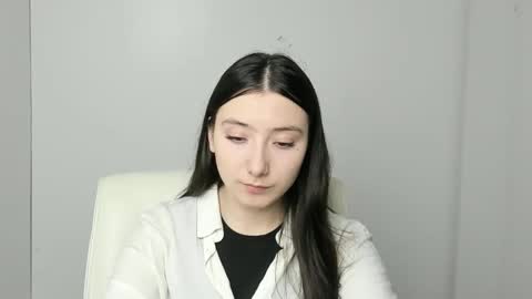 Snapshot of _luna_moon__ chatting on 10/17/25, 05:43 Luna online show from 10/17/25, 05:43