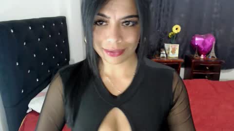 Snapshot of _m_y_q_u_e_e_n_ chatting on 11/12/25, 01:28 QUEEN online show from 11/12/25, 01:28