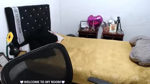 Snapshot of _m_y_q_u_e_e_n_ chatting on 02/22/26, 01:51 QUEEN online show from 02/22/26, 01:51