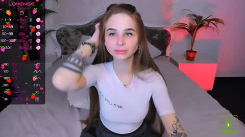 Snapshot of _mari_clark chatting on 01/06/25, 04:36 Eva online show from 01/06/25, 04:36