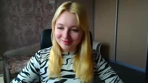 Snapshot of _mila_la_ chatting on 03/25/26, 12:00 Melanie online show from 03/25/26, 12:00