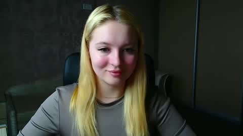 Snapshot of _mila_la_ chatting on 04/08/26, 06:02 Melanie online show from 04/08/26, 06:02