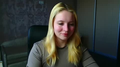 Snapshot of _mila_la_ chatting on 04/14/26, 06:30 Melanie online show from 04/14/26, 06:30