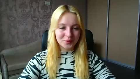 Snapshot of _mila_la_ chatting on 04/16/26, 10:16 Melanie online show from 04/16/26, 10:16