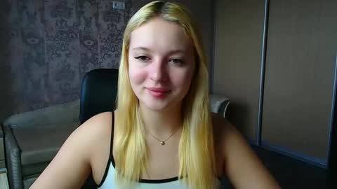 Snapshot of _mila_la_ chatting on 04/17/26, 10:40 Melanie online show from 04/17/26, 10:40