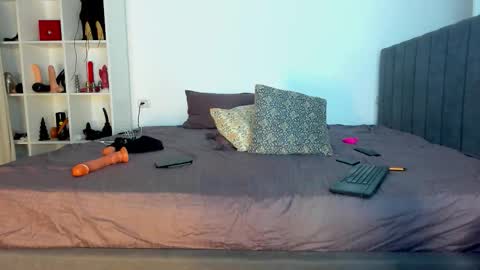 AstrideVonTeese online show from 09/17/25, 04:52