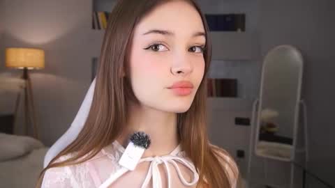 Snapshot of _moonlit_melody_ chatting on 03/08/26, 05:28 Margo online show from 03/08/26, 05:28