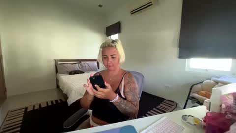 Snapshot of _morpho_ chatting on 01/08/25, 08:16 Francine Aisi Morpho - a genus of blue butterflies. online show from 01/08/25, 08:16