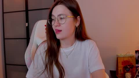 Snapshot of _nemalkovamia chatting on 01/18/25, 03:31 Mia with a big heart online show from 01/18/25, 03:31
