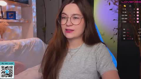 Snapshot of _nemalkovamia chatting on 10/24/25, 11:39 Mia with a big heart online show from 10/24/25, 11:39