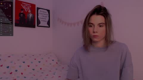 Snapshot of _ni_kiss chatting on 12/12/24, 10:42 Nika online show from 12/12/24, 10:42