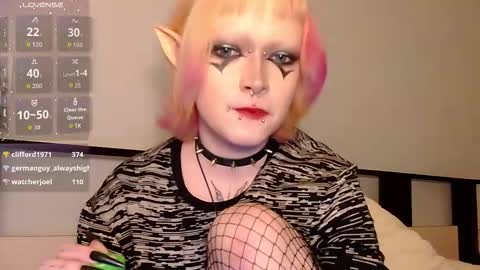 Snapshot of _nicole_meow_ chatting on 11/22/25, 11:37 Nicole online show from 11/22/25, 11:37