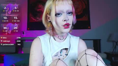 Snapshot of _nicole_meow_ chatting on 12/16/25, 03:00 Nicole online show from 12/16/25, 03:00