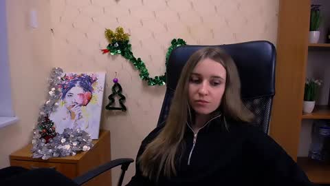 Snapshot of _nicole_new chatting on 12/24/24, 12:44 Nica online show from 12/24/24, 12:44