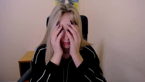 Snapshot of _nicole_new chatting on 09/25/25, 11:47 Nica online show from 09/25/25, 11:47