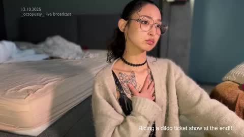 Snapshot of _octopussy_ chatting on 10/12/25, 10:03 Mikayla online show from 10/12/25, 10:03