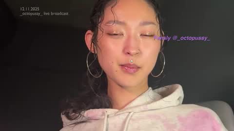 Snapshot of _octopussy_ chatting on 11/12/25, 08:08 Mikayla online show from 11/12/25, 08:08