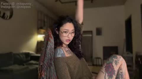 Snapshot of _octopussy_ chatting on 02/06/26, 07:17 Mikayla online show from 02/06/26, 07:17