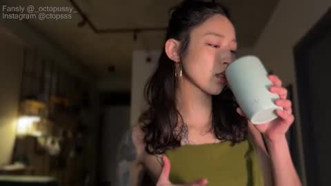 Snapshot of _octopussy_ chatting on 03/05/26, 05:36 Mikayla online show from 03/05/26, 05:36