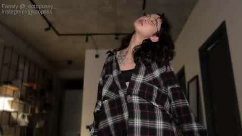 Snapshot of _octopussy_ chatting on 03/07/26, 05:26 Mikayla online show from 03/07/26, 05:26