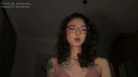 Snapshot of _octopussy_ chatting on 04/20/26, 09:27 Mikayla online show from 04/20/26, 09:27