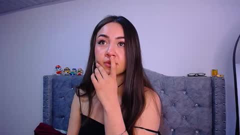 Snapshot of _pariiss chatting on 11/20/25, 04:07 Paris online show from 11/20/25, 04:07