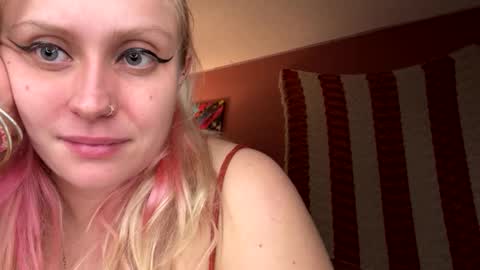 Snapshot of _peaceoutgirlscout_ chatting on 10/13/25, 12:21 _peaceoutgirlscout_ online show from 10/13/25, 12:21