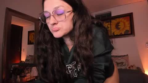 Snapshot of _peach__ chatting on 09/23/25, 03:53 violeta ig online show from 09/23/25, 03:53