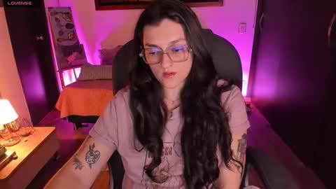Snapshot of _peach__ chatting on 10/21/25, 03:29 violeta ig online show from 10/21/25, 03:29