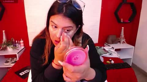 Snapshot of _poison_sweet chatting on 12/22/25, 07:22 Laura online show from 12/22/25, 07:22