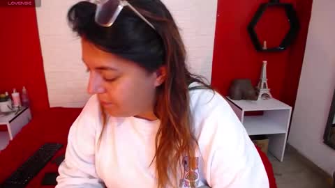 Snapshot of _poison_sweet chatting on 01/12/26, 05:40 Laura online show from 01/12/26, 05:40