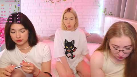 Merlizz Eva Jane Mila Nicole  left to right  online show from 10/10/25, 02:05