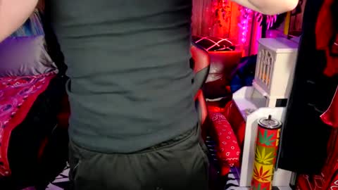 Snapshot of _redxxx chatting on 11/17/25, 04:57 REDxxx online show from 11/17/25, 04:57