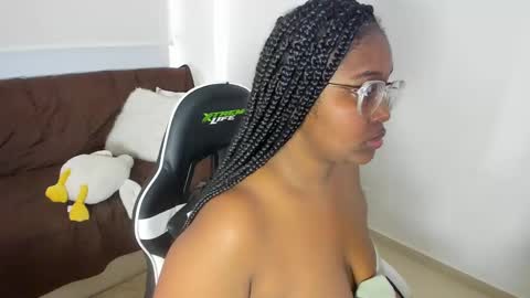 Snapshot of _sarah_banks chatting on 02/27/25, 02:32 Ms. JONES online show from 02/27/25, 02:32