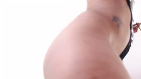 Snapshot of _sarahtomatto_ chatting on 02/21/25, 10:26 _sarahtomatto_ online show from 02/21/25, 10:26