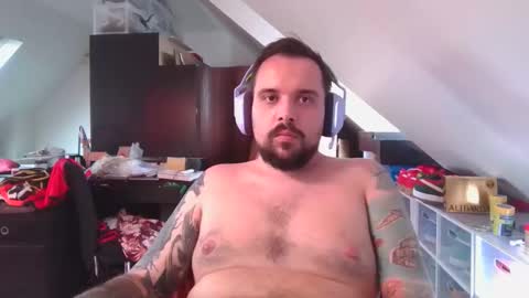 _smiley_bear27 online show from 11/08/25, 05:40