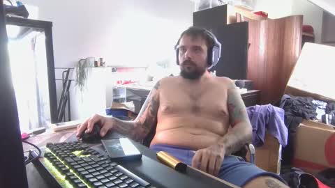 _smiley_bear27 online show from 12/14/25, 12:16