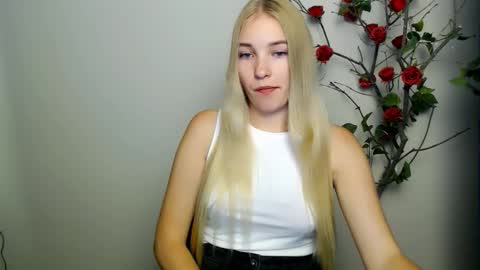 Snapshot of _snow_queen__ chatting on 09/24/25, 07:50 Rachel online show from 09/24/25, 07:50