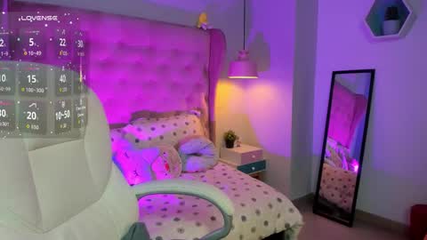 Sophie  online show from 11/26/25, 10:55