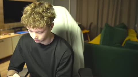 OLIVERpvt is open online show from 11/19/25, 03:06