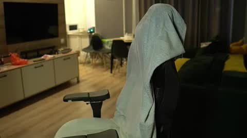 OLIVERpvt is open online show from 01/15/26, 12:10